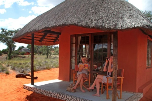 Camelthorn Kalahari Lodge zitje buiten rondavel